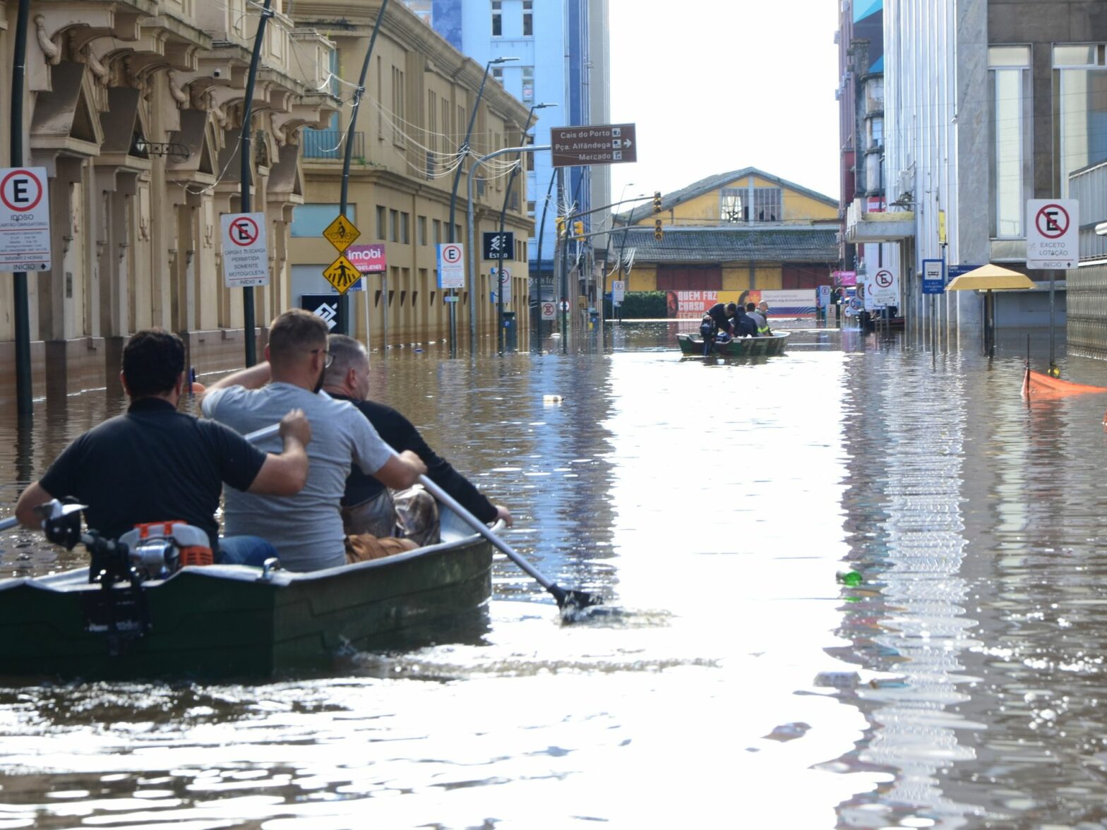 The Municipal Department of Water and Sewage of Porto Alegre (Demae) opened floodgate number 3, between Avenida Maua and Rua Padre Tome.