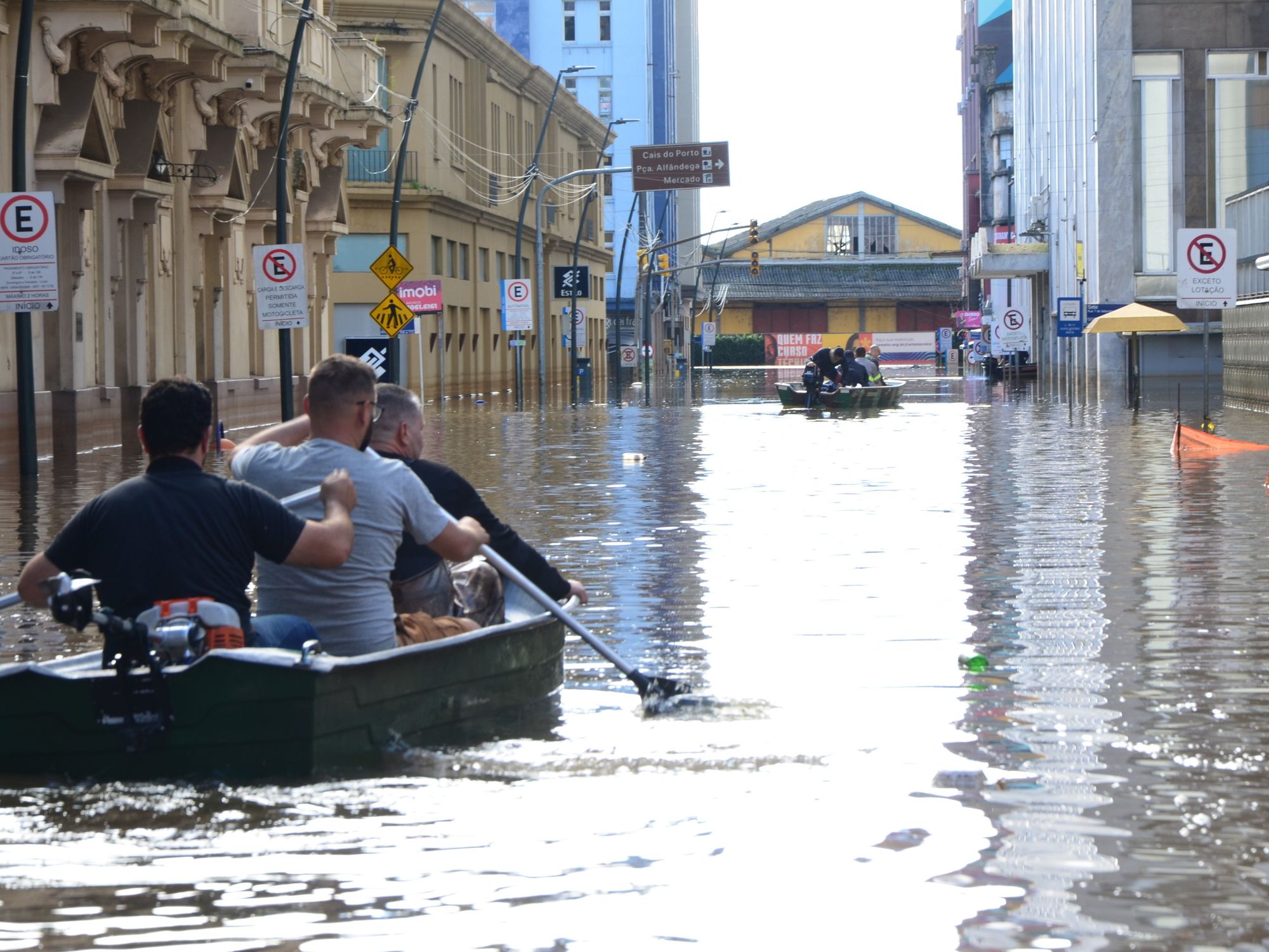 The Municipal Department of Water and Sewage of Porto Alegre (Demae) opened floodgate number 3, between Avenida Maua and Rua Padre Tome.