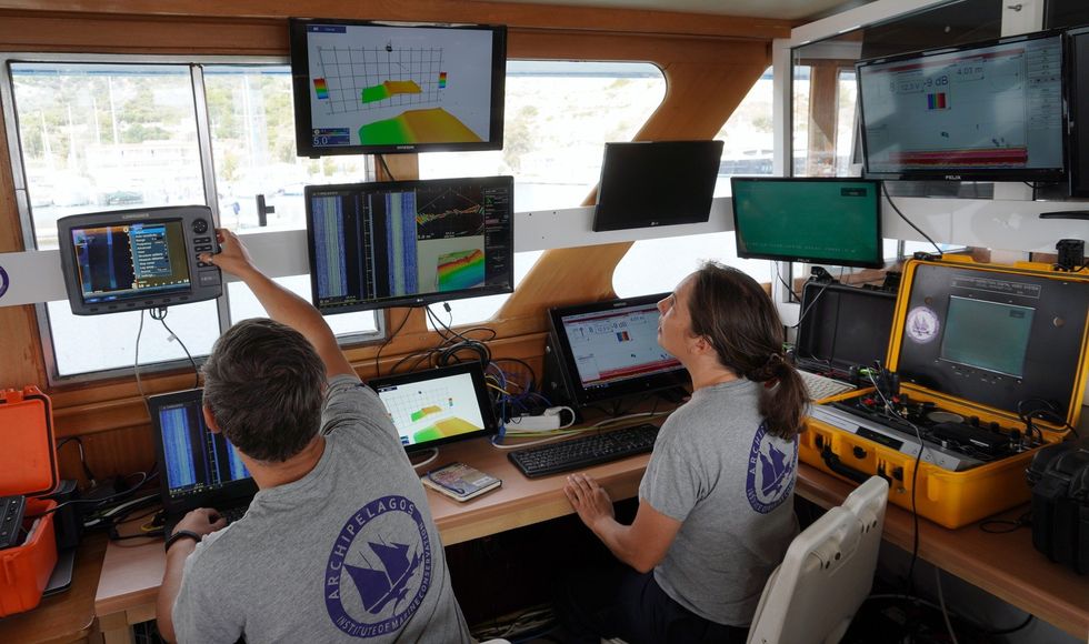 The NGO maps the seabed, with the help of the technological tools.