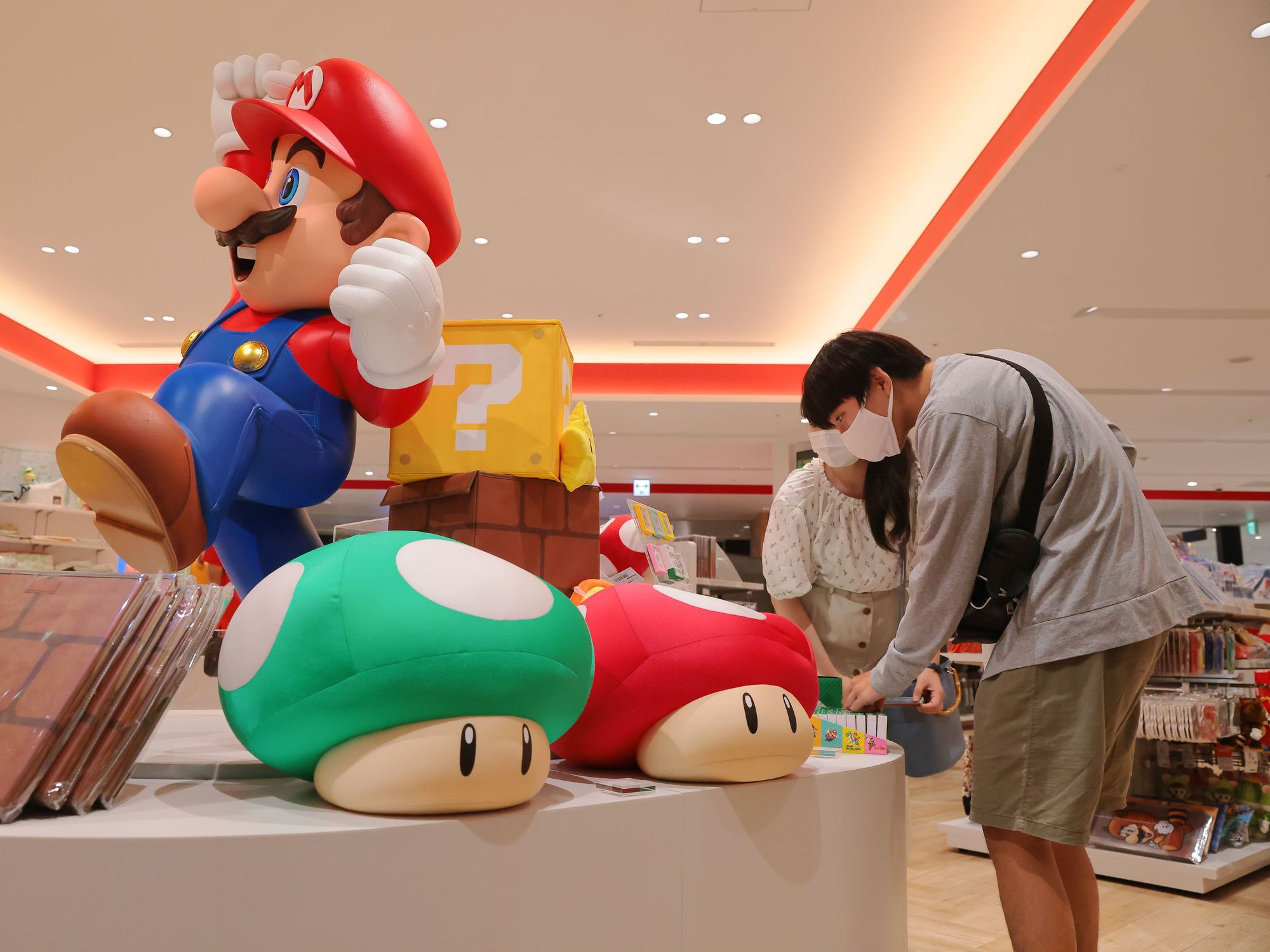 Le Weekend: Italy V. Vandalism, Punching Winnie, Super Mario In Congress