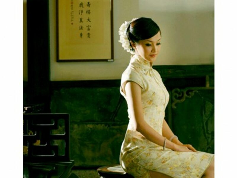 The qipao, worn like this, embodies classic Chinese sex appeal (Shizhao)