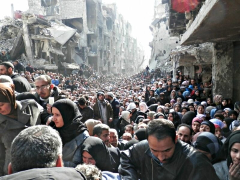 Thousands of Yarmouk refugees waiting for food distribution, in January 2014