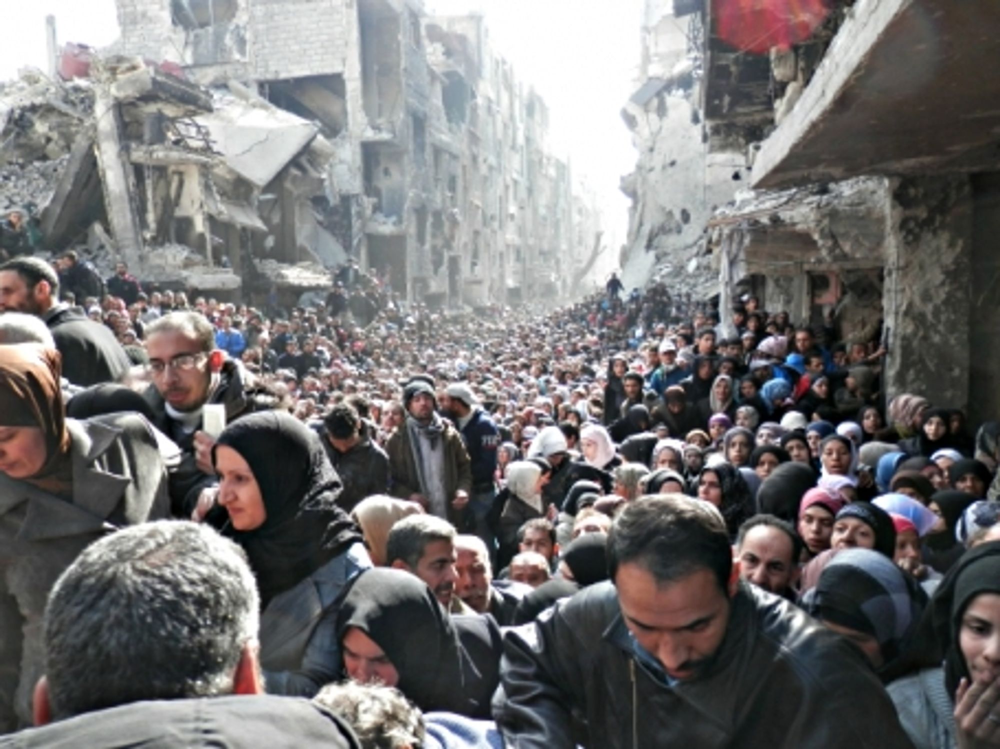 Thousands of Yarmouk refugees waiting for food distribution, in January 2014
