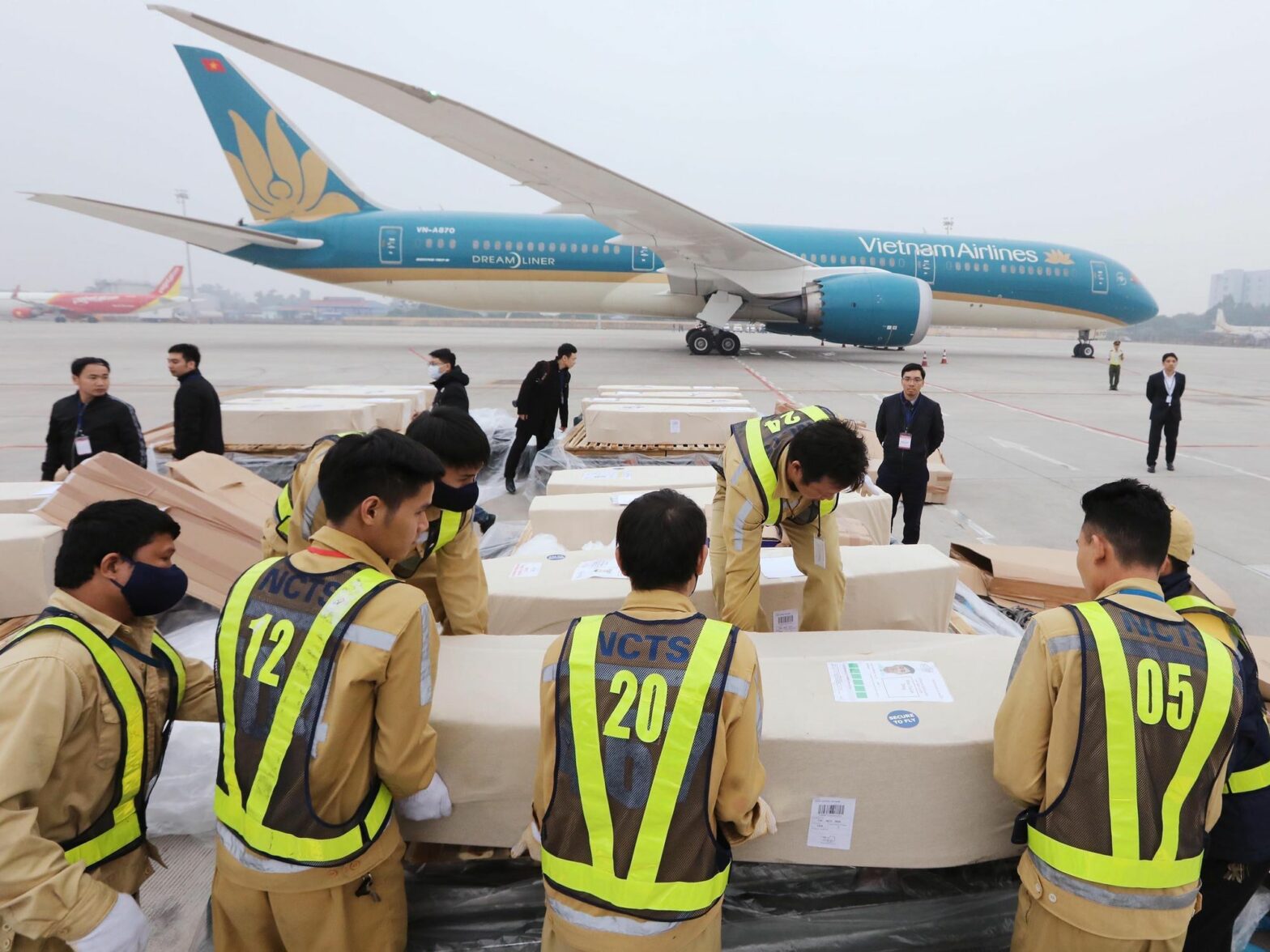 Transfer of victims' bodies at Noi Bai International Airport