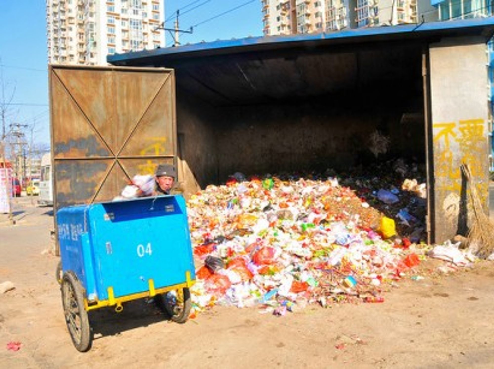 Trash in Beijing (Boris van Hoytema)