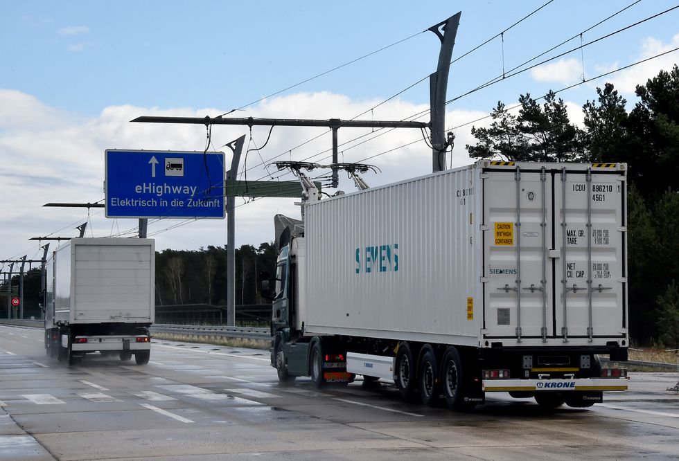 Trucks on the eHighway which supplies electricity via an overhead contact line to directly power the vehicule and charge its batteries.