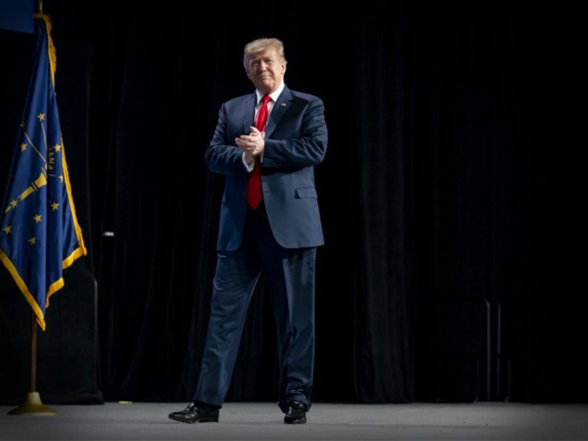 Trump gives himself a round of applause