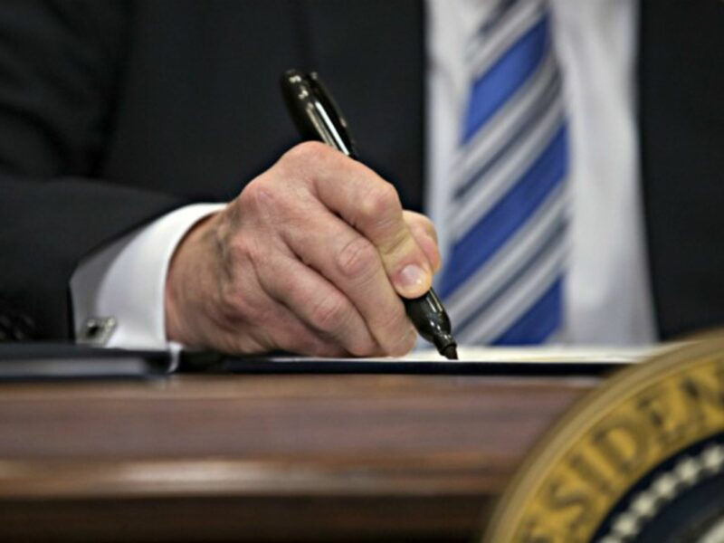 Trump signs the new tariffs