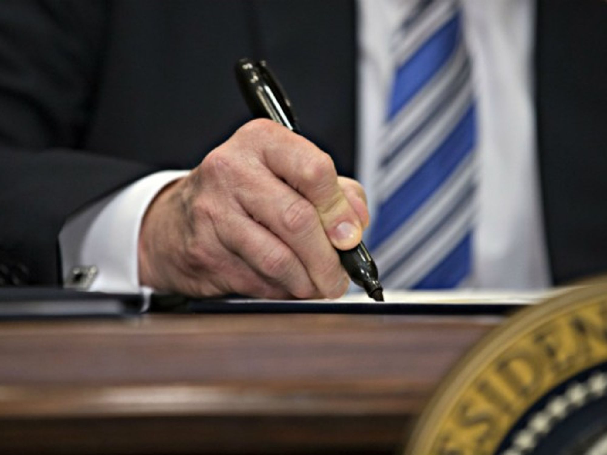 Trump signs the new tariffs