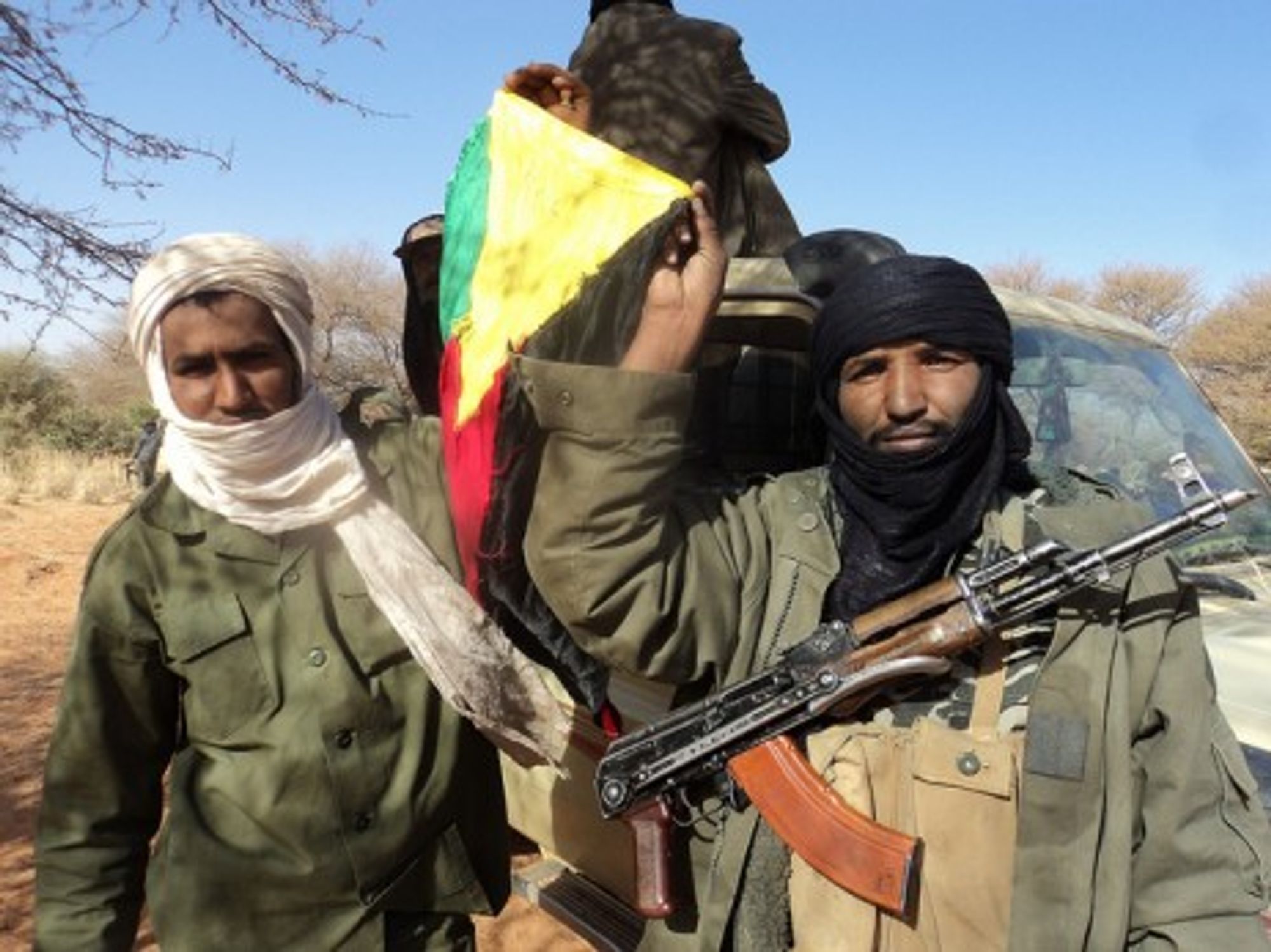Tuareg independence fighters in Mali, holding up the Azawad flag (Magharebia)