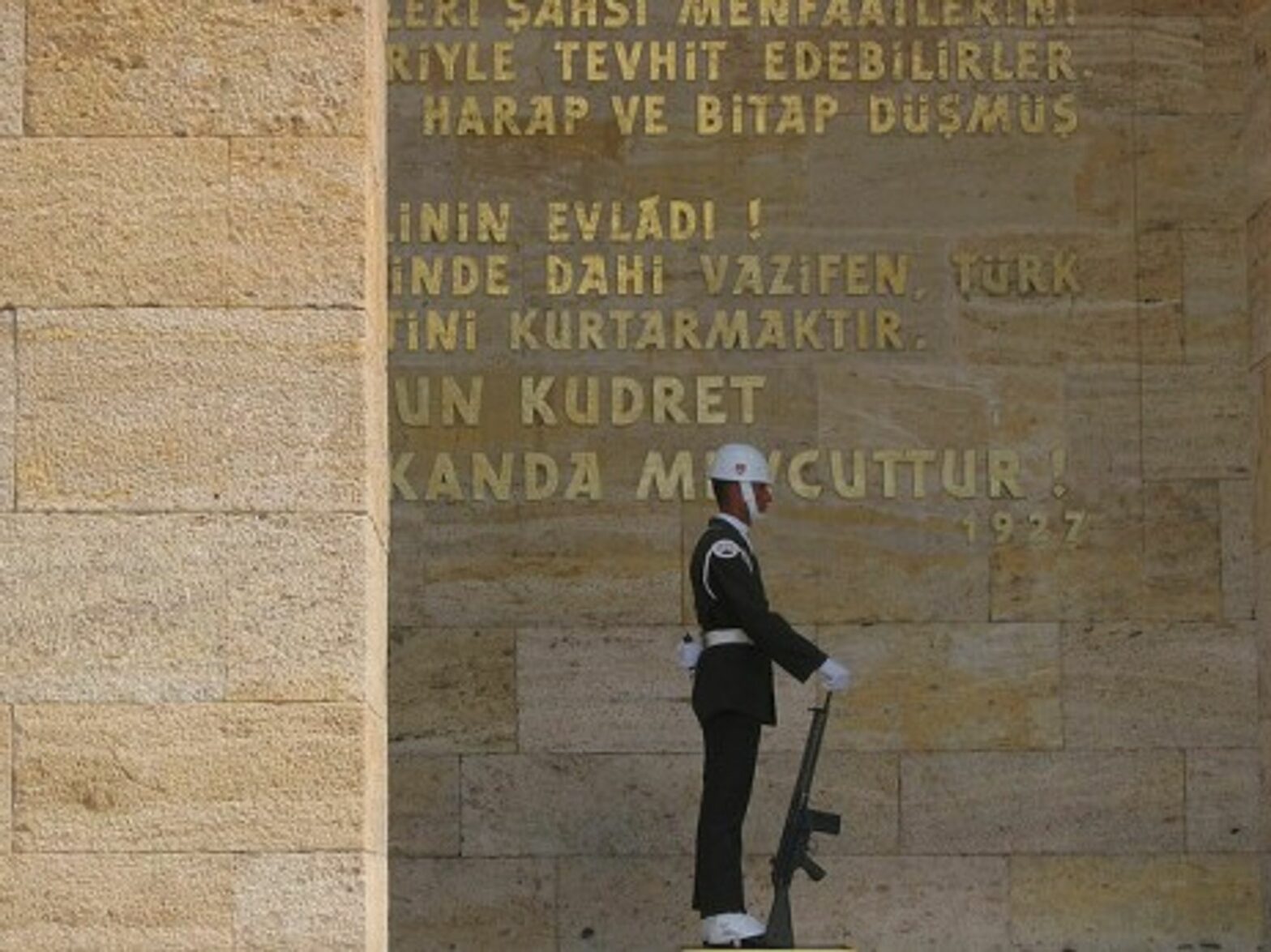 Turkish soldier at the Ataturk mausoleum in Ankara (eddy13)