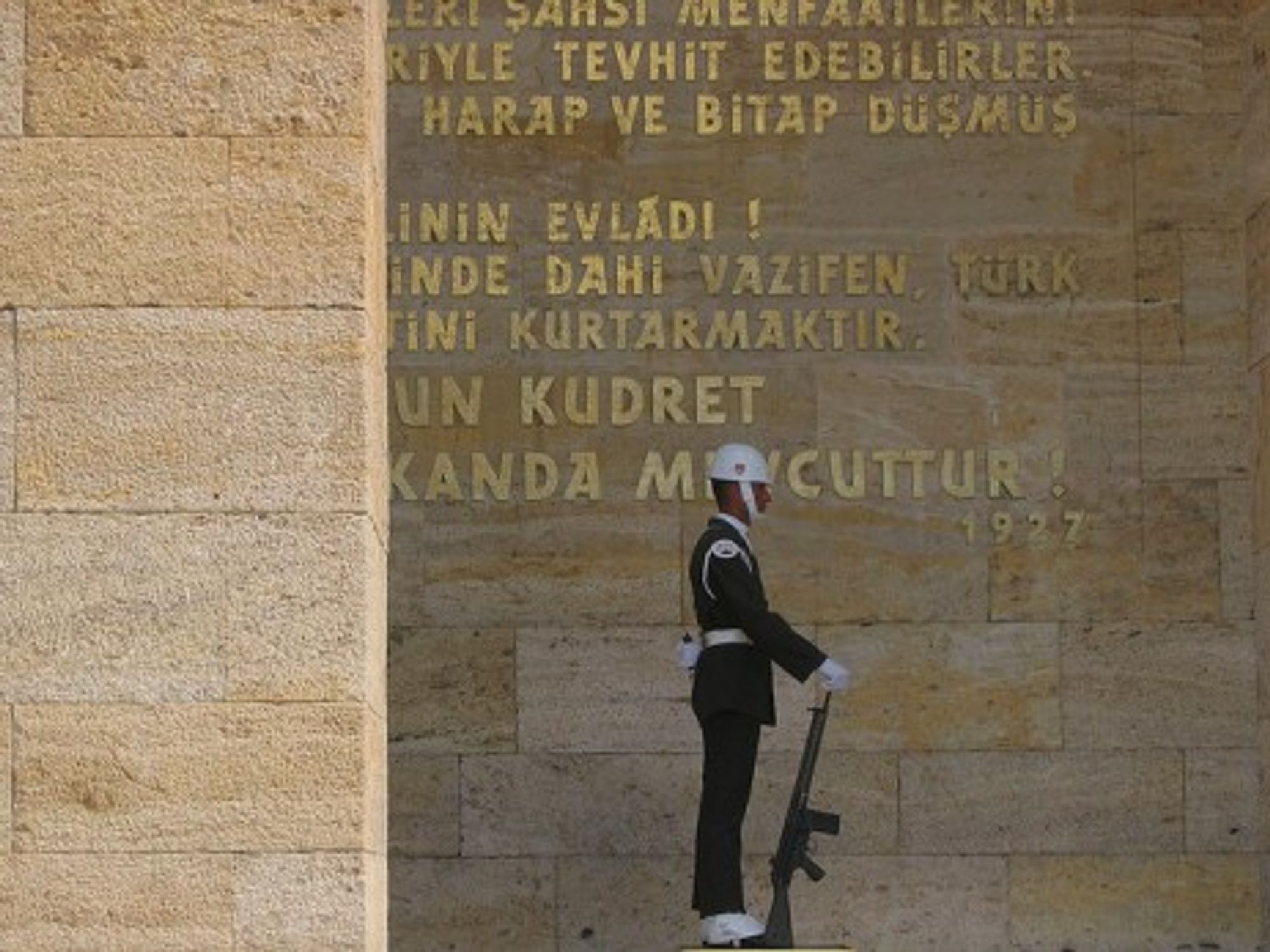 Turkish soldier at the Ataturk mausoleum in Ankara (eddy13)
