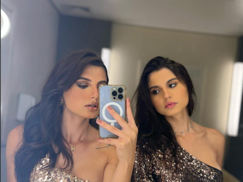 Twins, Sofia and Mayla, take a mirror selfie.