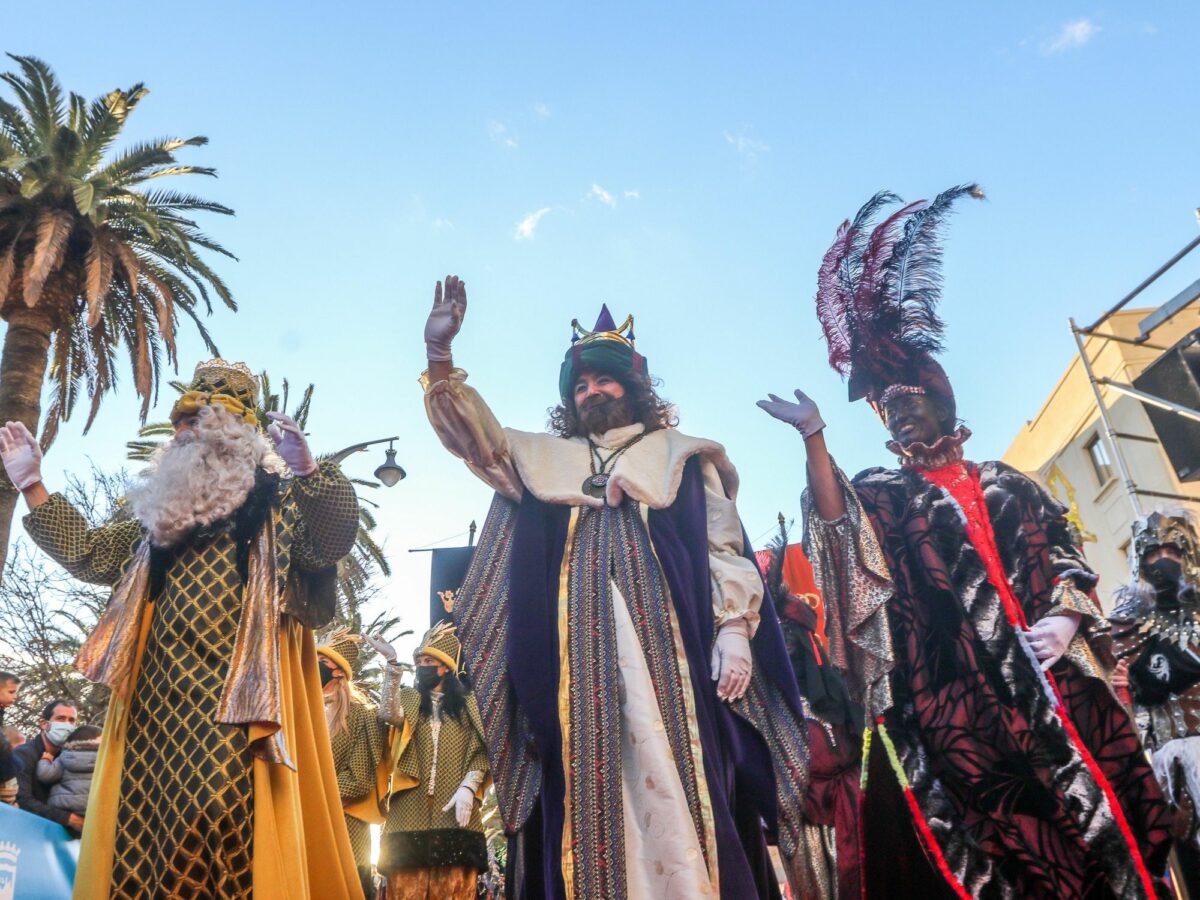 Two years after the last cavalcade, Their Majesties the Magi of the East returned yesterday to bring the illusion and sweets to the little ones. The streets of Malaga were once again illuminated by floats, story characters and especially by the joy of children.