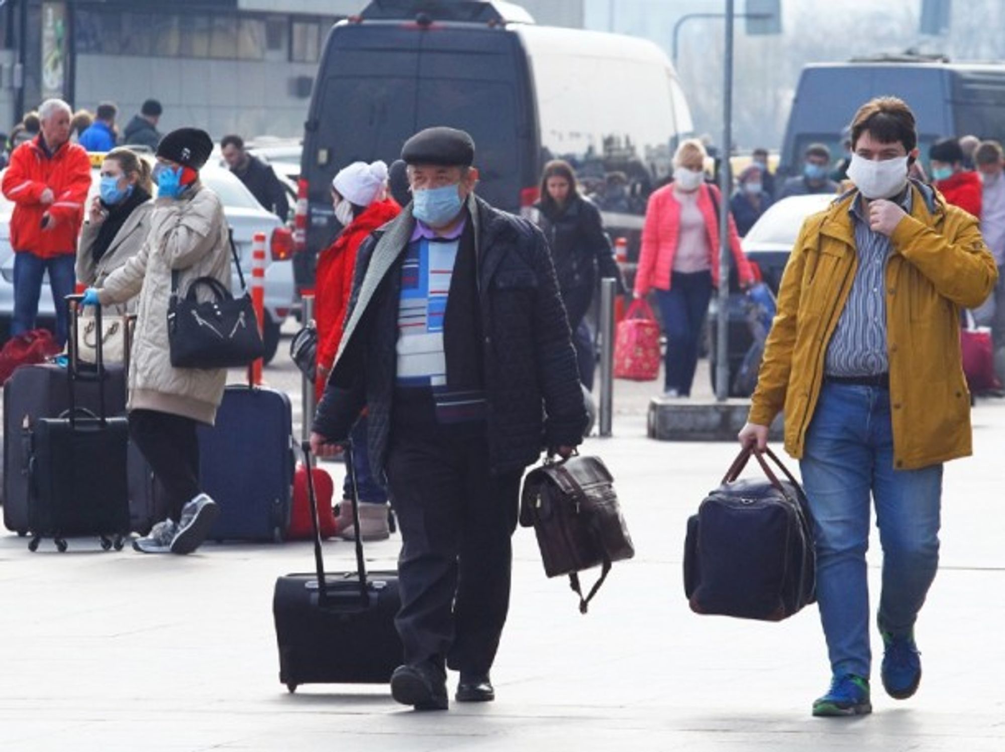 Ukrainian citizens from Russia walk at the central railway station in Kiev after the evacuation.