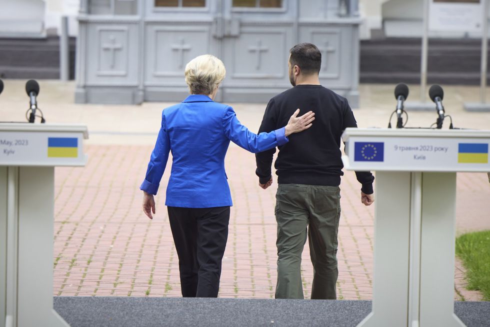 Ukrainian President Zelensky and European Commission President Ursula von der Leyen walk together.