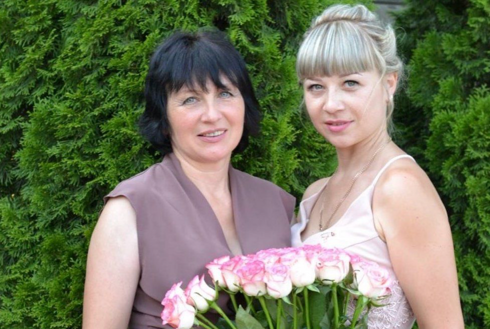 Ukrainian Refugee Sees Her Looted Possessions In Photo Of Russian Tank