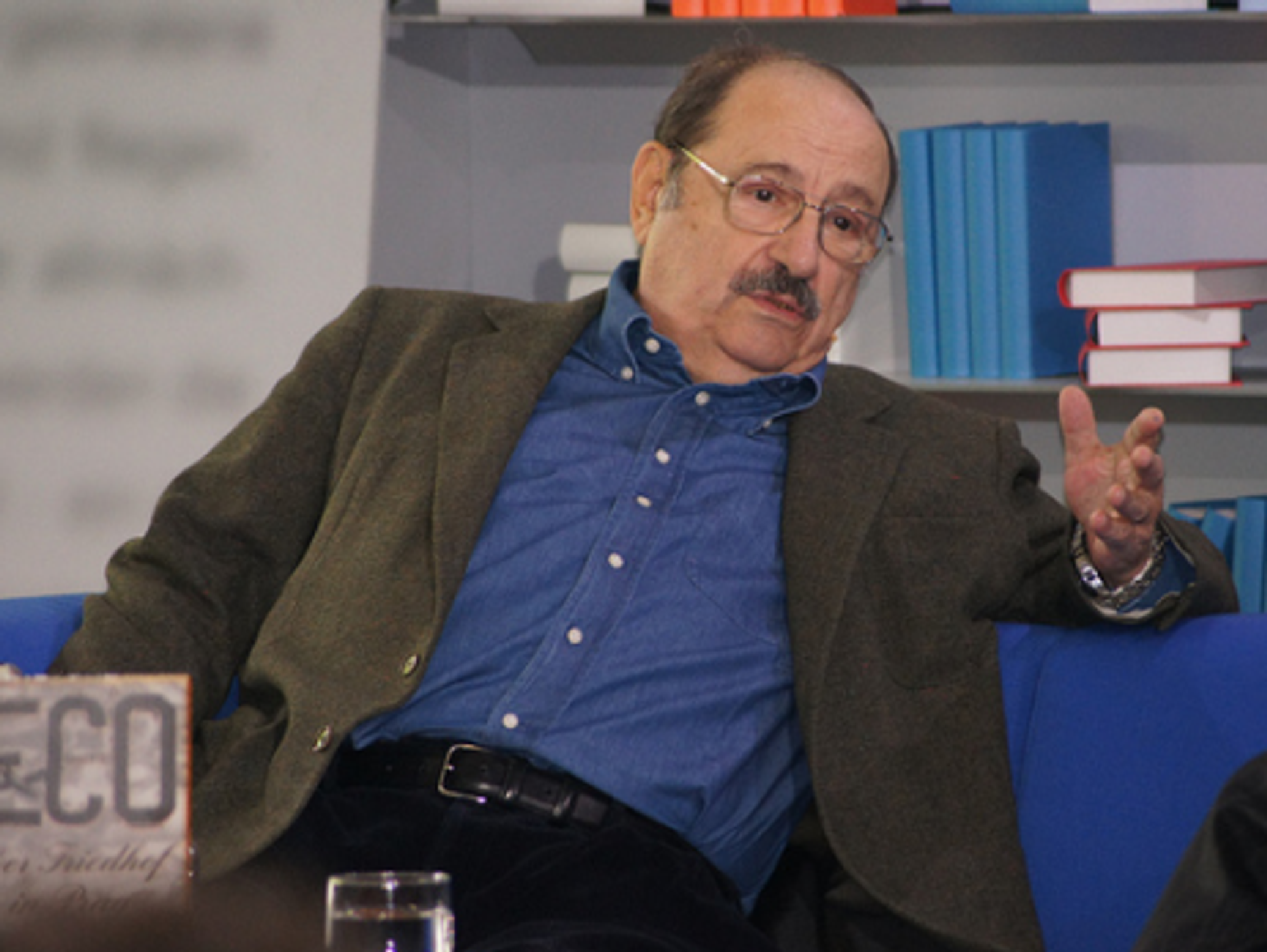 Umberto Eco (das blaue sofa)