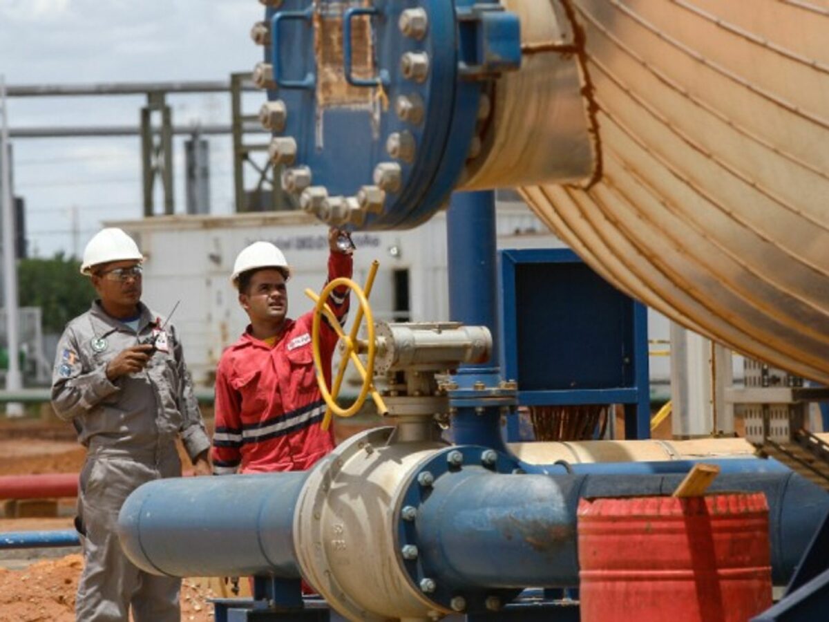 Venezuelan petroleum workers producing oil for China