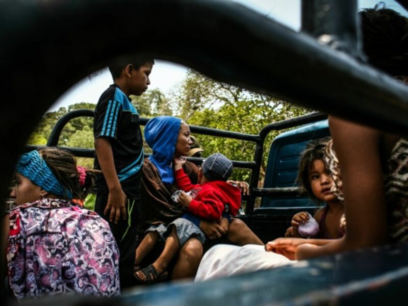 Venezuelans crossing into Colombia