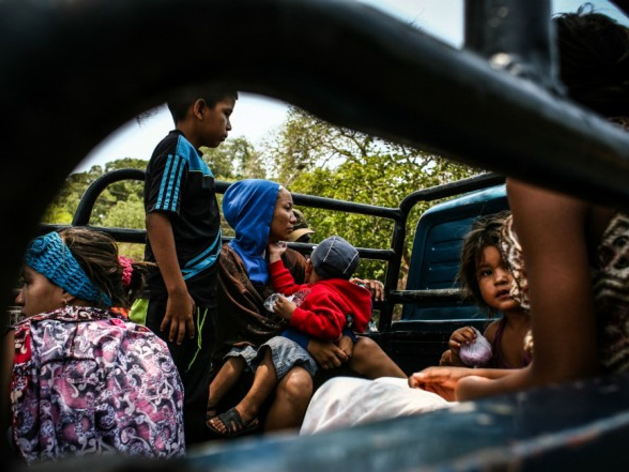 Venezuelans crossing into Colombia
