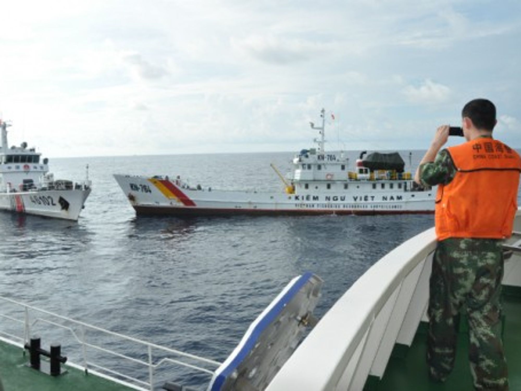 Vietnam marine surveillance ship attempts to intrude a Chinese company's work zone and ram with China Coast Guard ship in South China Sea