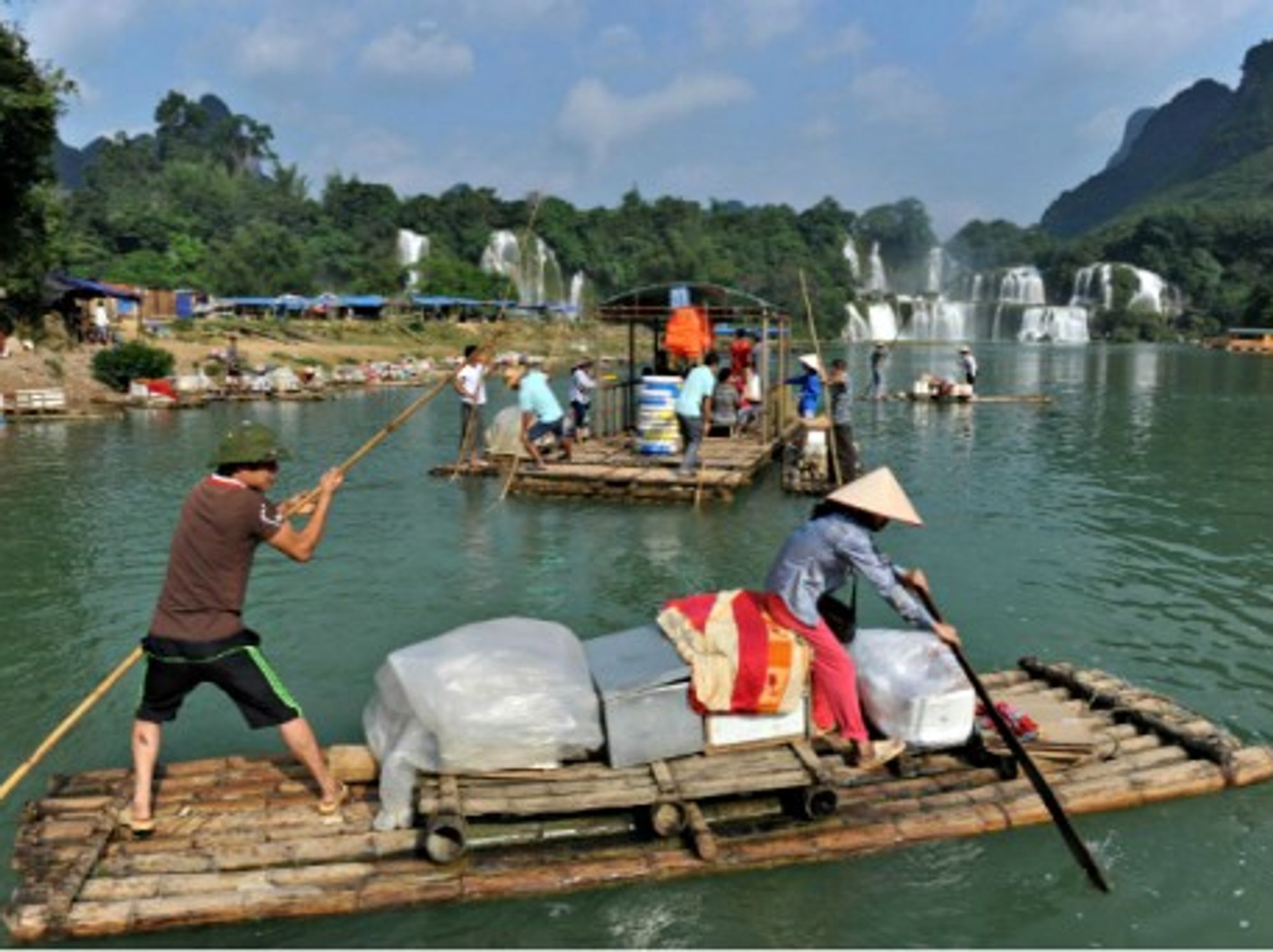 Vietnamese dealers selling goods at the China/Vietnam border.