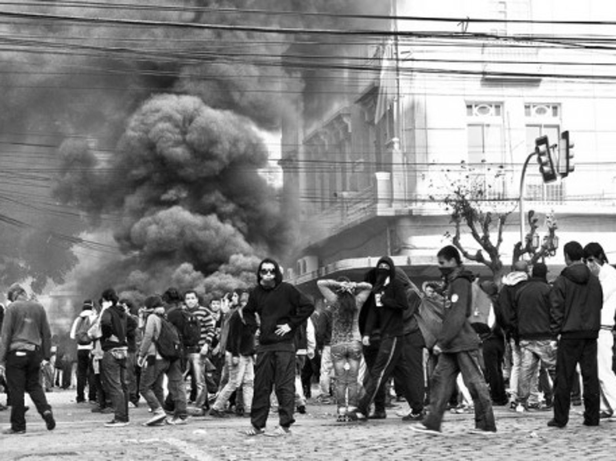 Violence erupts during a student protest in Chile (Dave_B_)