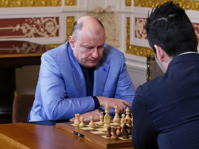 Vladimir Potanin plays chess with Ian Nepomniachtchi