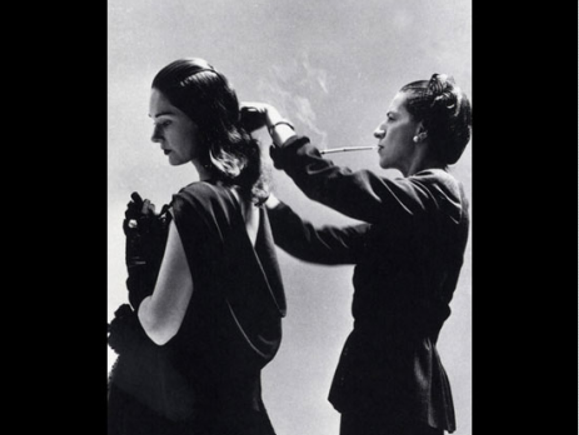 Vreeland (rt) with a model before a photo shoot for Harper's Bazaar magazine (Richard Avedon/Palazzo Fortuny)