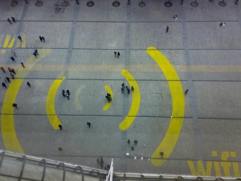 Walking in wi-fi waves in Paris (Banalities)