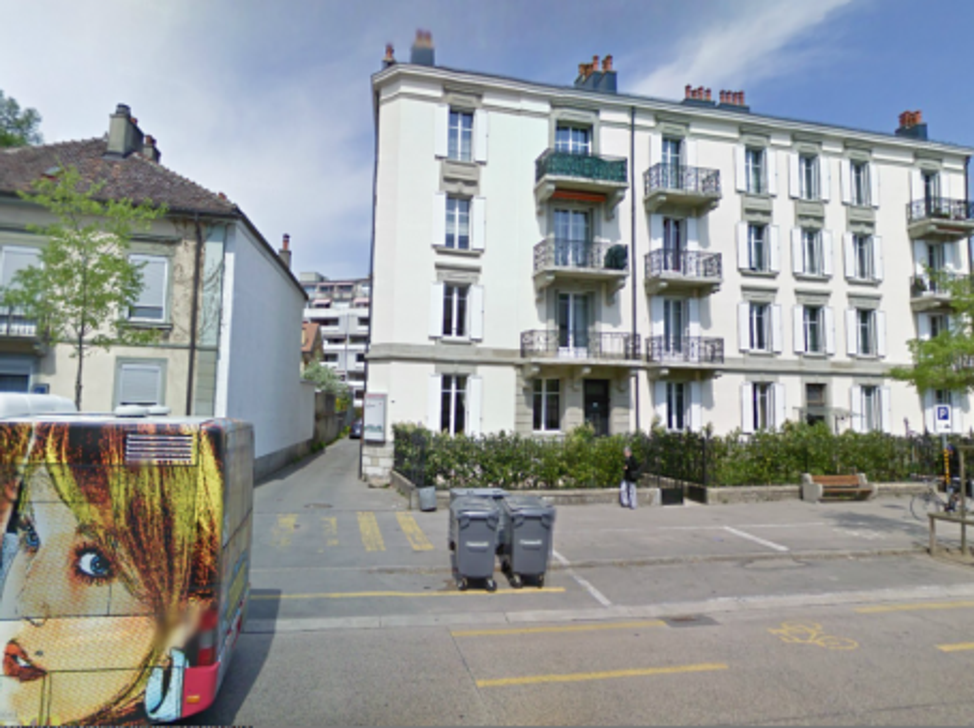 Welcome to Yverdon...What's in that dumpster? (GoogleStreetView)