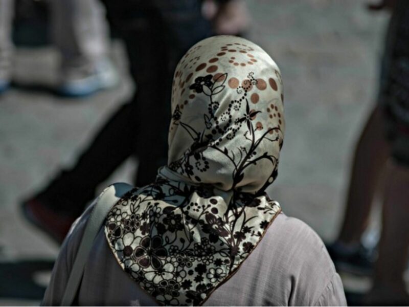 Woman wearing an Islamic veil in Paris