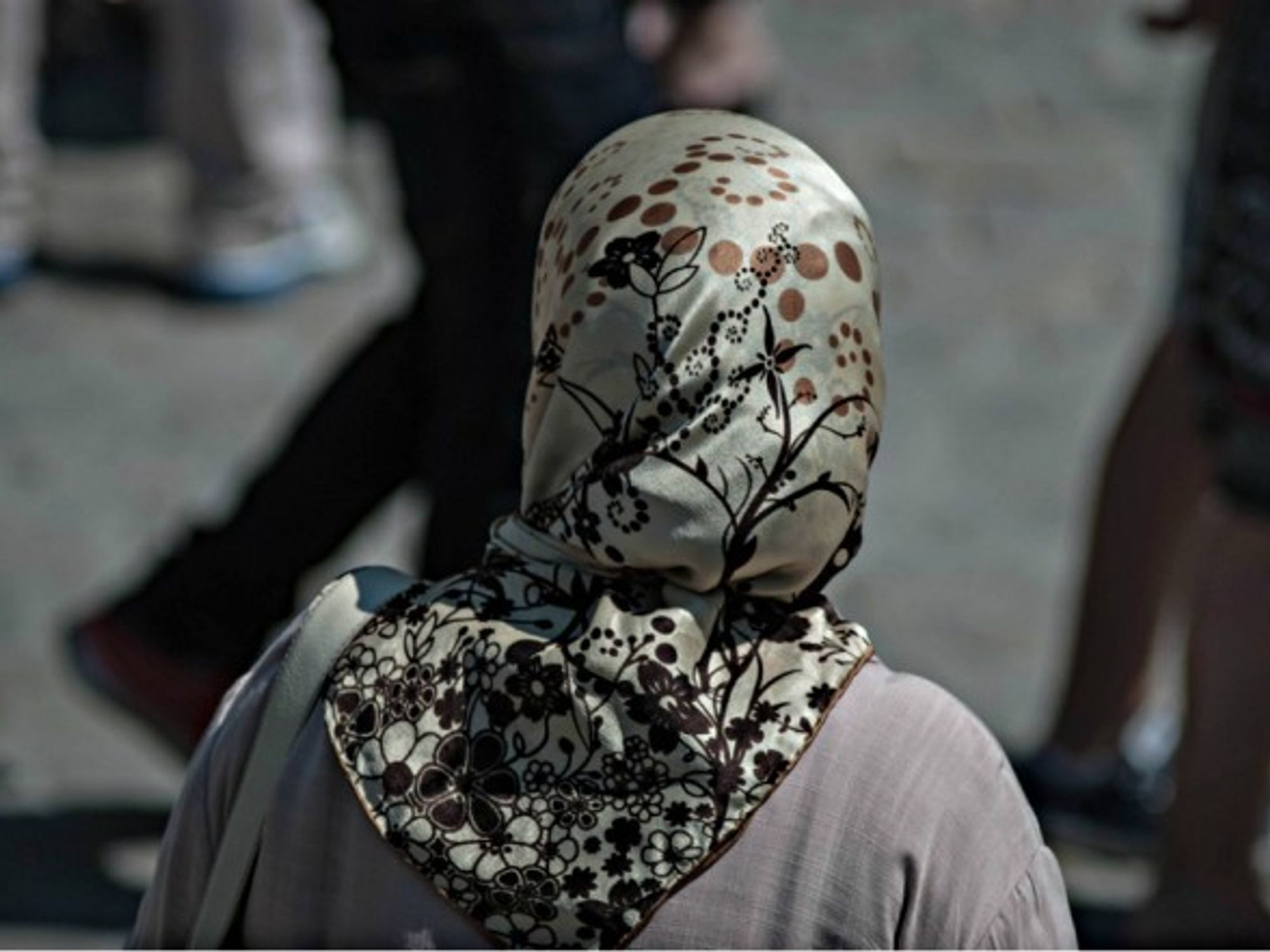 Woman wearing an Islamic veil in Paris