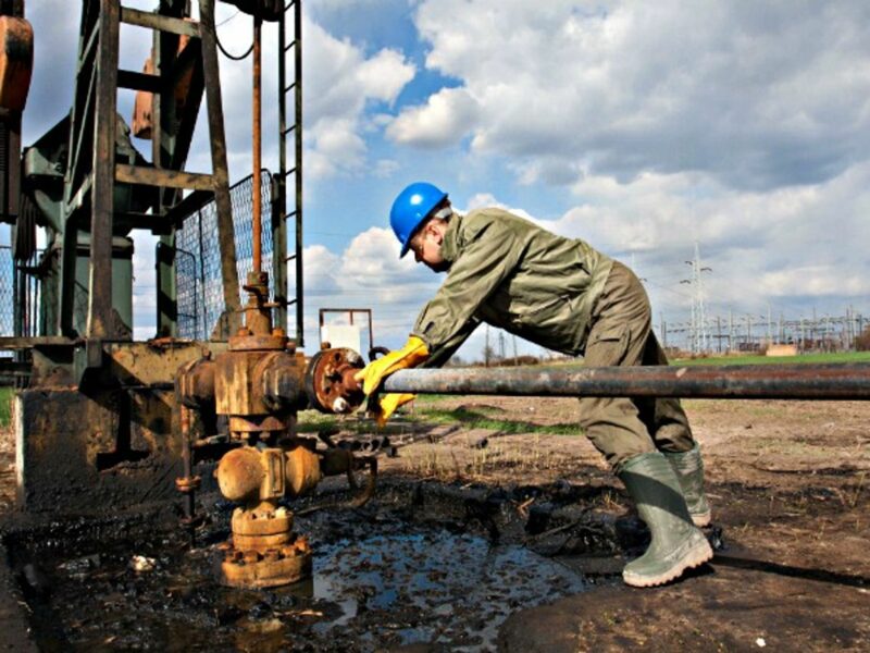 Worker on petroleum platform in Colombia