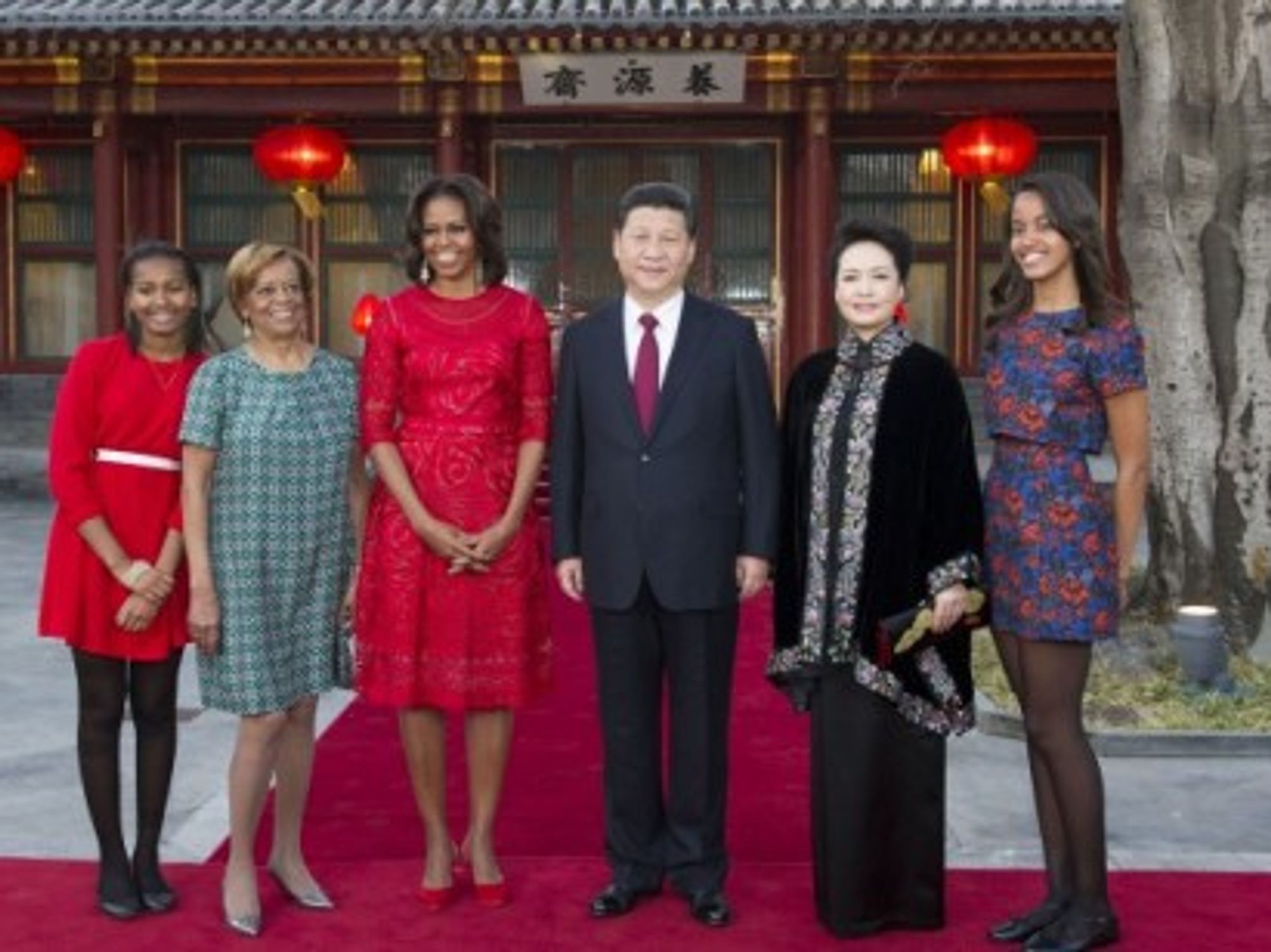 Xi Jinping and his wife with Michelle Obama, her mother and her daughters