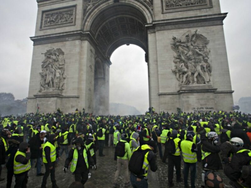 Yellow vests protesting in front of Paris' Arc de Triomphe