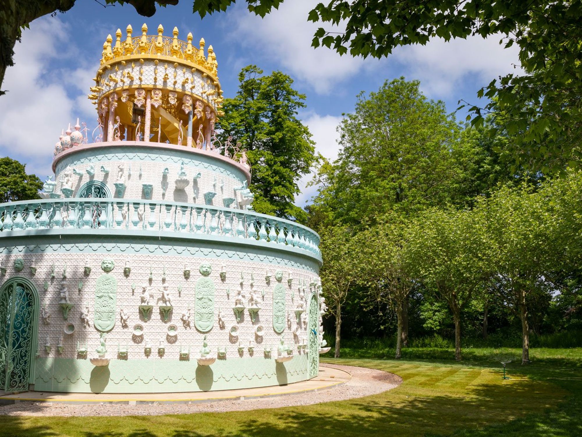 Le Weekend: Brazilian Bad Influence, International Meows, 39-Ft Tall Wedding Cake