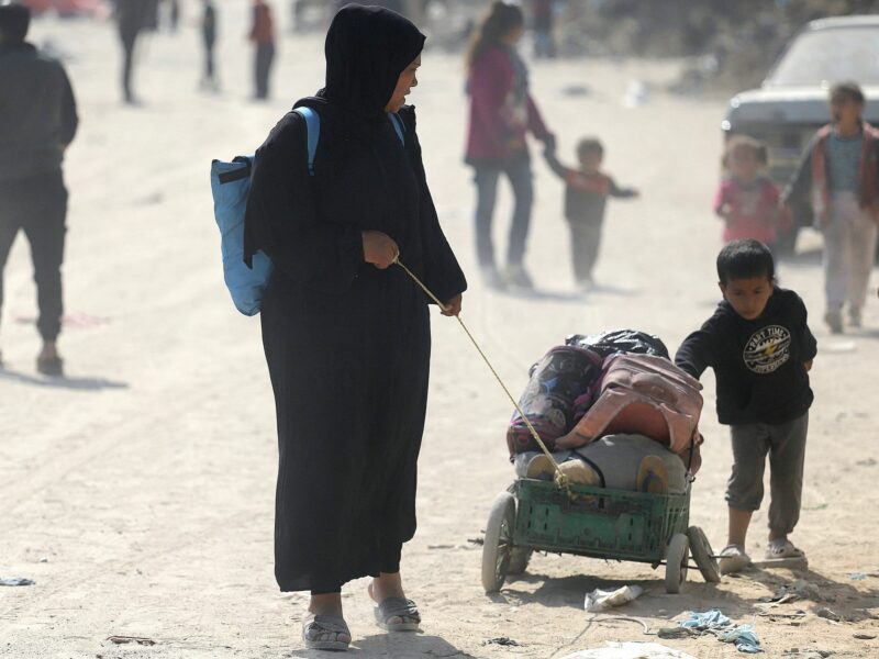 ​Palestinian families leaving the eastern sector of Gaza on the border with Israel