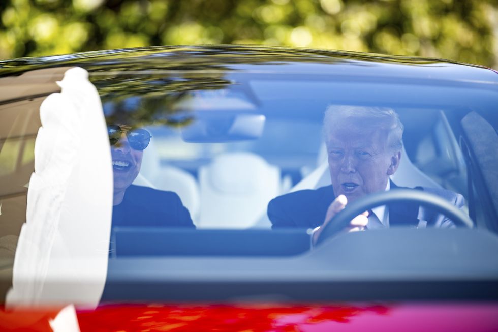 photo trump with billionaire Elon Musk inside a Tesla Model S on the South Lawn of the White House,