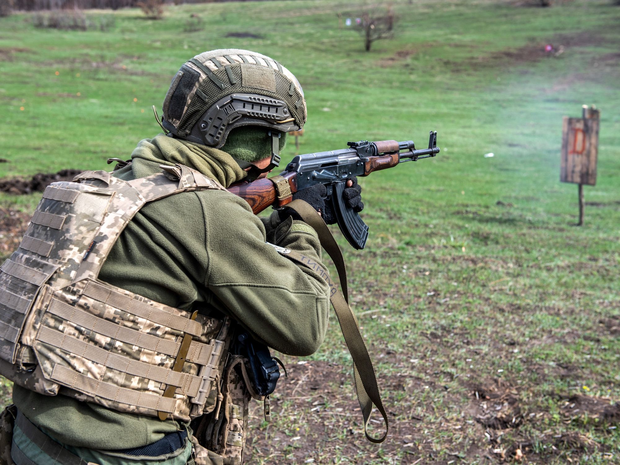 Ukrainian soldiers from the Special Purpose Battalion ''Shkval" at rifle training