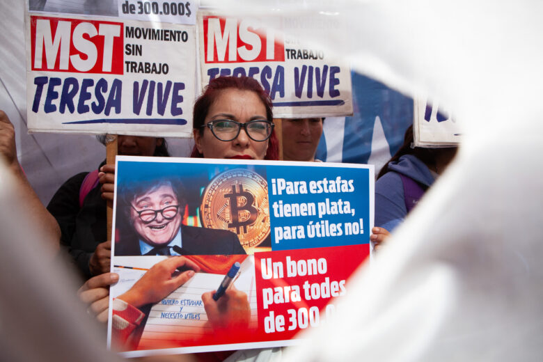 Photo of protesters marching in front of the National Ministry of Economy in Buenos Aires