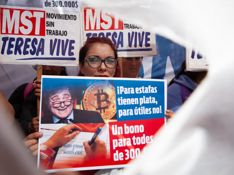 Photo of protesters marching in front of the National Ministry of Economy in Buenos Aires