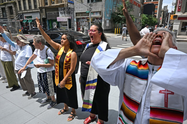 Argentine Catholic Pastor Fabian Arias and his followers staged a protest outside a federal building in lower Manhattan, New York, where there are ongoing U.S. Immigration & Customs Enforcement (ICE) court hearings. This was the group’s latest “National Solidarity Jericho Walk,” which Arias has been organizing in light of the ongoing ICE detainments. Arias’ group is one of several advocacy organizations that have been protesting and holding vigils outside the courthouse.