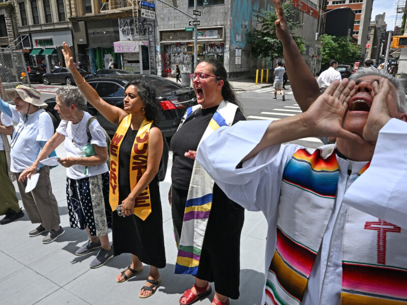 Argentine Catholic Pastor Fabian Arias and his followers staged a protest outside a federal building in lower Manhattan, New York, where there are ongoing U.S. Immigration & Customs Enforcement (ICE) court hearings. This was the group’s latest “National Solidarity Jericho Walk,” which Arias has been organizing in light of the ongoing ICE detainments. Arias’ group is one of several advocacy organizations that have been protesting and holding vigils outside the courthouse.