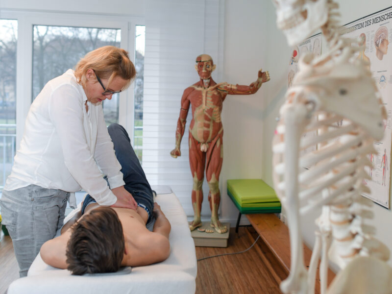 Photo of an osteopathy cession.