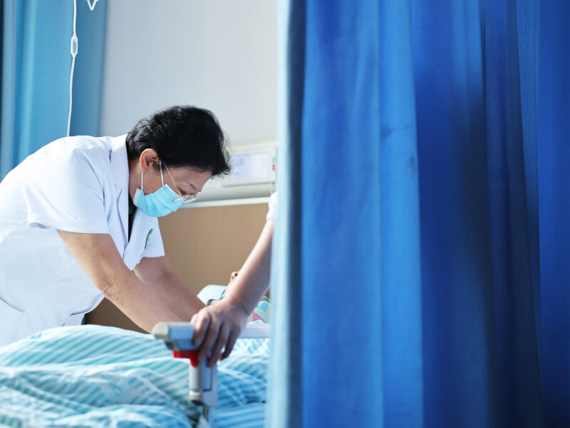 Doctor Ni Yan (L) inspects a patient at Renmin Hospital of Leibo County, Liangshan Yi Autonomous Prefecture, southwest China's Sichuan Province
