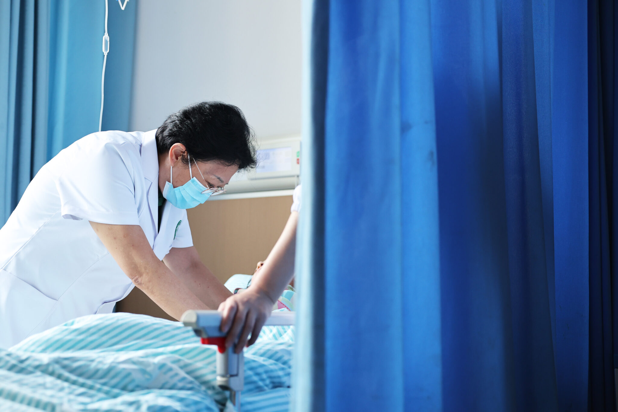 Doctor Ni Yan (L) inspects a patient at Renmin Hospital of Leibo County, Liangshan Yi Autonomous Prefecture, southwest China's Sichuan Province