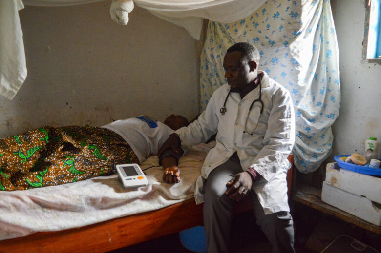 Luseko Kakule consults patient Kanyere Kasayi at La Grâce health post in Lubero.