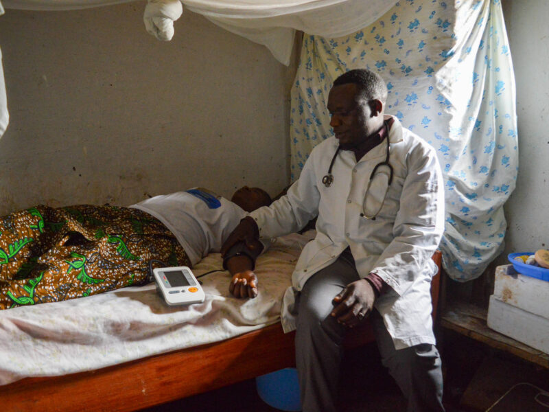 Luseko Kakule consults patient Kanyere Kasayi at La Grâce health post in Lubero.